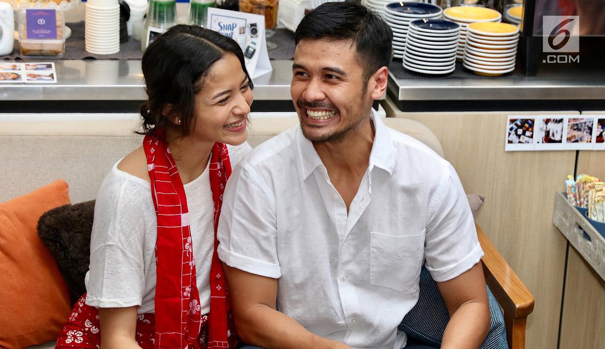 Pasangan selebritis Chicco Jerikho bersama istrinya Putri Marino tertawa di hadapan wartawan, Jakarta, Kamis (8/3). Chicco hanya butuh waktu tiga bulan pacaran sebelum akhirnya mantap meminang Putri. (Liputan6.com/Immanuel Antonius)