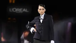 Tamara Dai berpose di catwalk mempersembahkan kreasi untuk L'Oreal selama peragaan busana Spring-Summer 2023 sebagai bagian dari Paris Womenswear Fashion Week, di Paris, pada 2 Oktober 2022. Perempuan yang dikenal sebagai model itu tampil menawan dengan busana bergaya androgini. (AFP/Julien De Rosa)