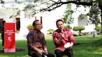 Badan Ekonomi Kreatif (Bekraf) Triawan Munaf (kanan) memberi keterangan kepada awak media di taman Istana, Jakarta, Jumat (28/7). Dalam keterangan tersebut menjelaskan tentang bulan kemerdekan 2017. (Liputan6.com/Angga Yuniar)
