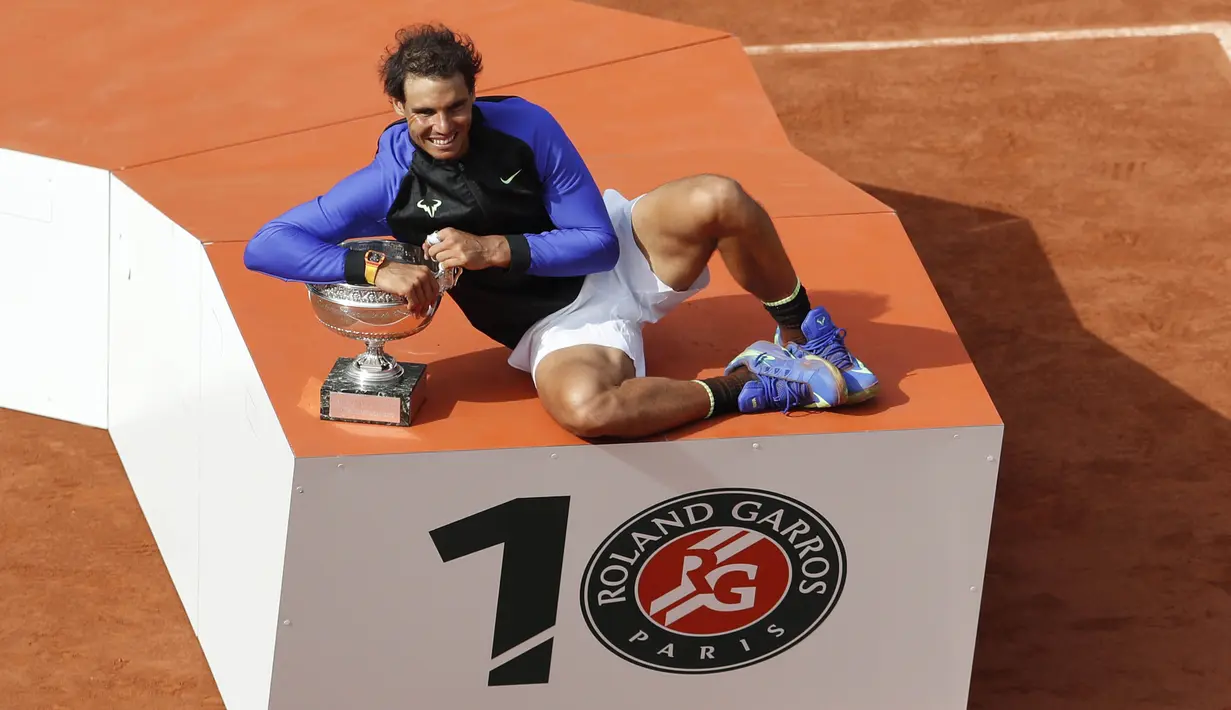 Podium dengan logo 10 sebagai penghargaan atas banyaknya trofi yang diraih Rafael Nadal pada turnamen Prancis Terbuka di Roland Garros stadium, Paris, (11/6/2017). Total Nadal sudah meraih 10 gelar. (AP/Petr David Josek)