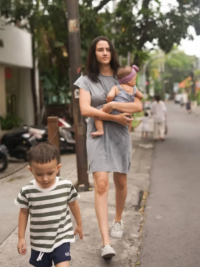 Hamil Anak Ketiga, Ini 6 Potret Dahlia Poland Momong Kedua Buah Hatinya