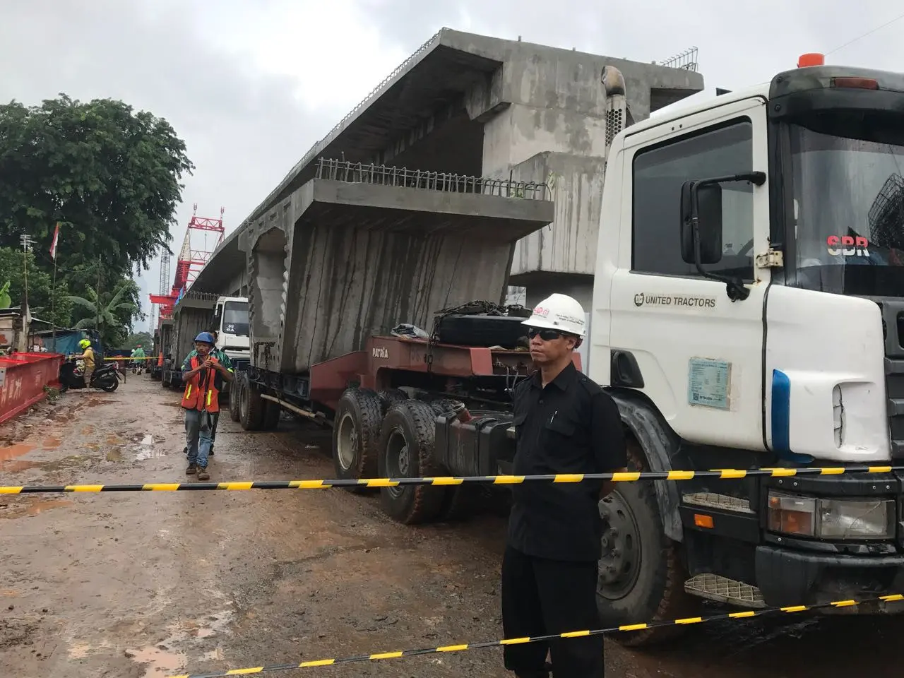 TKP jatuhnya crane di Jatinegara (Liputan6.com/Yuni)