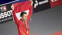 Pebulutangkis Indonesia, Jonatan Christie, melakukan selebrasi usai menaklukkan wakil China Taipei, Chou Tien Chen, pada final tunggal putra bulutangkis di Istora Senayan, Selasa (28/8/2018). Jonatan menang 21-18, 20-22, 21-15. (Bola.com/Peksi Cahyo)