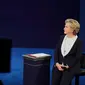 Dua capres AS, Donald Trump dan HIllary Clinton berhadapan dalam Debat Capres AS 2016 putaran kedua di Washington University, St Louis, Missouri, Minggu (9/10). (REUTERS/Aaron P. Bernstein)