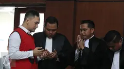 Penyanyi Dangdut Saipul Jamil dan kuasa hukumnya berdoa sebelum jalani sidang di PN Jakarta Utara, Selasa (14/06/2016). Saipul Jamil divonis tiga tahun penjara oleh majelis hakim PN Jakarta Utara. (Liputan6.com/Herman Zakharia)