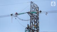 Pekerja memperbaiki kabel listrik Pembangkit Listrik Tenaga Uap (PLTU) Banten 3 Lontar, di Kabupaten Tangerang, Rabu (29/4/2020). PLN (Persero) memutuskan untuk menunda sejumlah proyek listrik khususnya yang belum memiliki pendanaan demi penyelamatan operasional. (Liputan6.com/Fery Pradolo)
