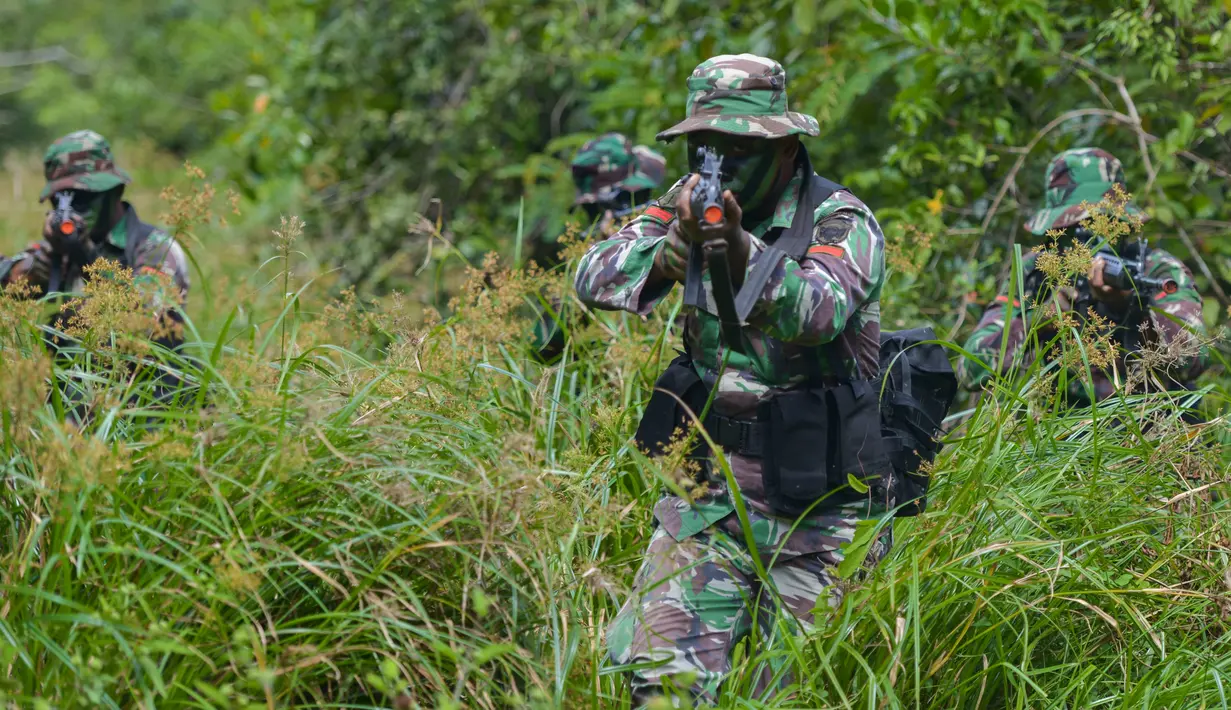 Prajurit TNI menyusuri semak-semak saat latihan perang gerilya di Hutan Mata Ie, Banda Aceh, Aceh, Rabu (2/1). Latihan ini untuk meningkatkan kemampuan prajurit TNI dalam menjaga keutuhan NKRI dari ancaman dalam dan luar negeri. (CHAIDEER MAHYUDDIN/AFP)