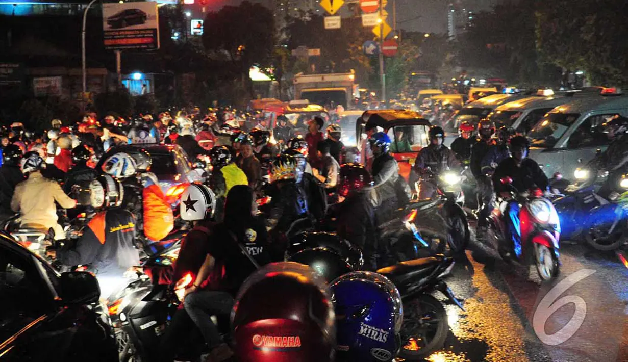 Karena letaknya yang dekat dengan persimpangan jalan membuat lalu lintas menjadi macet, Permata Hijau, Jakarta, Rabu (25/6/2014) (Liputan6.com/Faizal Fanani)