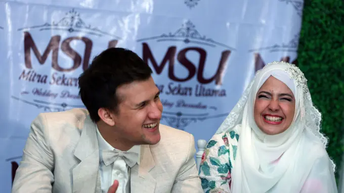 [Bintang] Senyum Pengantin Baru Ala Stuart Collin dan Risty Tagor