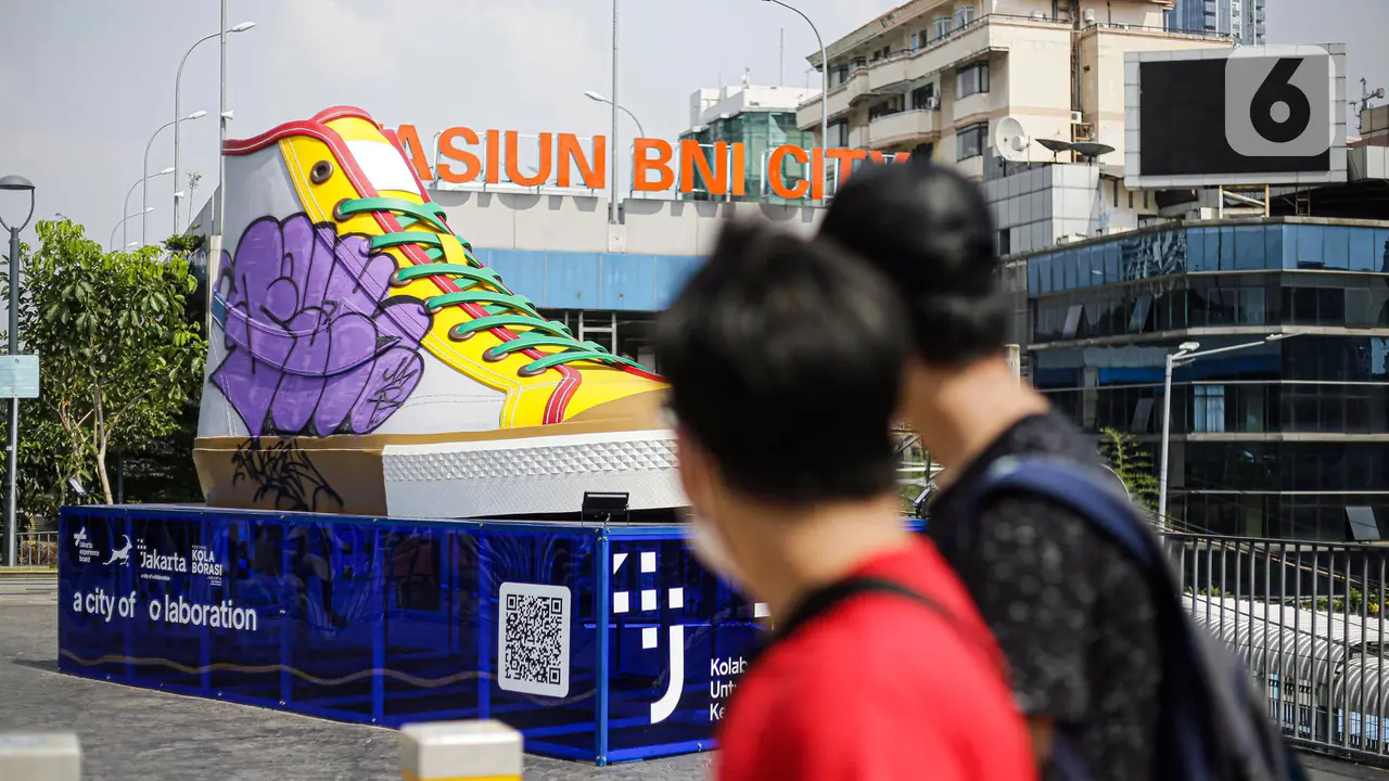 FOTO: Tugu Sepatu Jadi Sasaran Vandalisme