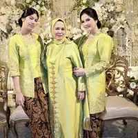 Kian beranjak dewasa, Aira anak dari AHY dan Annisa Pohan semakin curi perhatian. Mengenakan kebaya kutu baru bernuansa lime green, gaya sederhananya terlihat begitu menjanjikan. [Foto: Instagram/ Annisa Pohan]