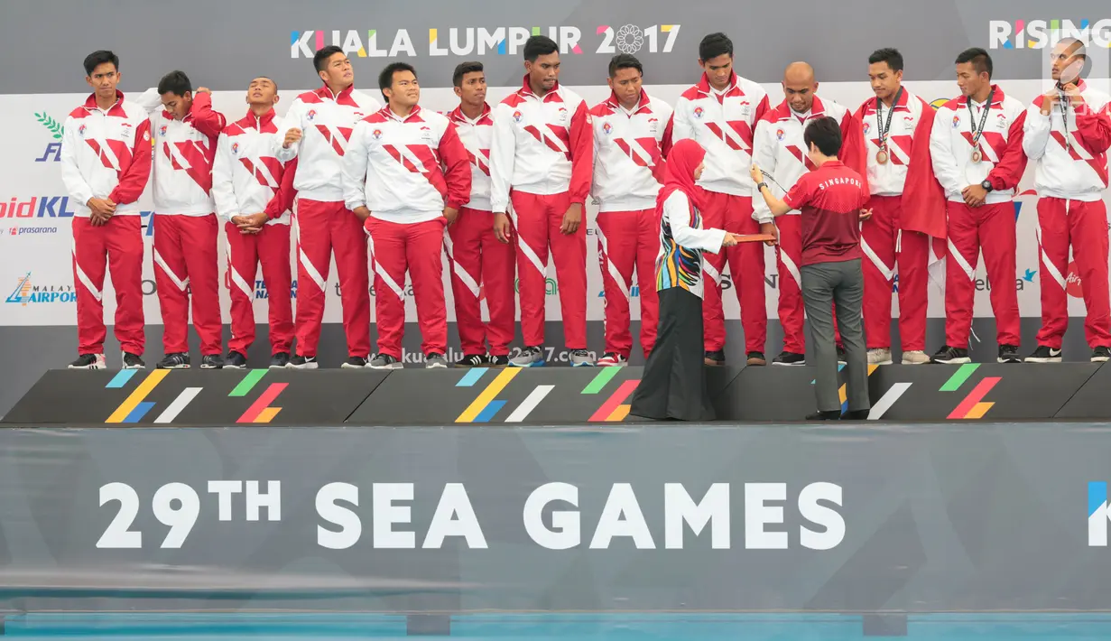 Atlet polo air putra Indonesia menerima medali perak saat seremoni pemberian medali pada cabang polo air putra SEA Games 2017 di National Aquatic Centre, Kuala Lumpur, Minggu (20/8). Tim Merah Putih menang 12-5 atas Filipina (Liputan6.com/Faizal Fanani)
