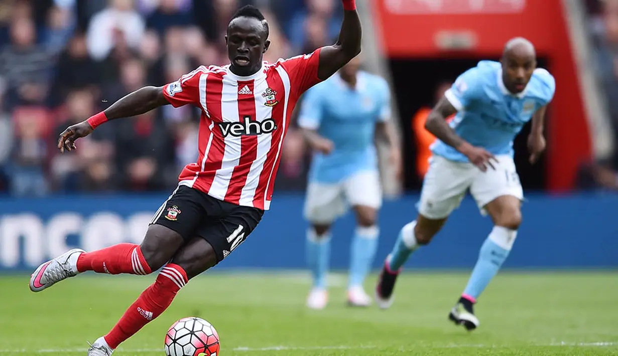4. Sadio Mane, menurut kabar dari, Sun, bomber Southampton ini masuk dalam radar transfer dari Liverpool. Untuk membawanya ke Anfield, The Reds harus menyiapkan dana sebesar 40 juta poundsterling. (AFP/Ben Stansall)