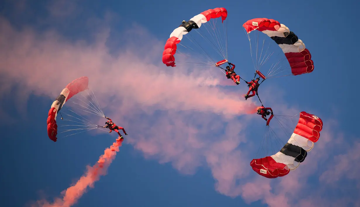 Para penerjun payung menampilkan atraksi udara saat mereka turun ke Pantai Utah pada tanggal 6 Juni 2024. (LOIC VENANCE/AFP)