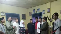 Pihak kecamatan dan petugas polisi saat berinteraksi dengan anggota keluarga tersangka pembunuhan bayinya usai melahirkan (Dok.Humas Kecamatan Mekakau Ilir OKU Selatan / Nefri Inge)