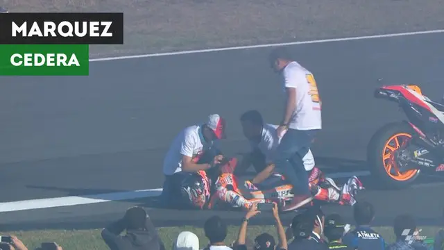 Berita video momen pembalap Repsol Honda, Marc Marquez, sempat cedera saat selebrasi juara dunia MotoGP 2018 karena rider Aprilia Gresini, Scott Redding, Minggu (21/10/2018).