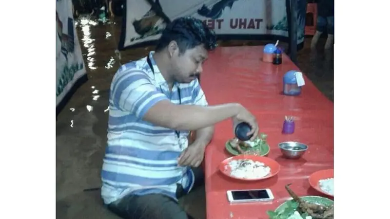 Makan pecel lele saat banjir