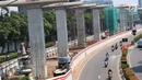 Suasana proyek LRT yang sepi aktivitas di Jalan HR Rasuna Said, Jakarta, Selasa (1/5). Peringatan Hari Buruh membuat sejumlah proyek meliburkan para pekerjanya. (Liputan6.com/Immanuel Antonius)