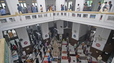 Warga melaksanakan Salat Jumat dengan menjaga jarak fisik di Masjid Cut Meutia, Jakarta, Jumat (16/10/2020). Pelaksanaan salat Jumat sesuai dengan aturan pemberlakuan pelaksanaan kegiatan di tempat ibadah pada masa PSBB transisi. (Liputan6.com/Herman Zakharia)