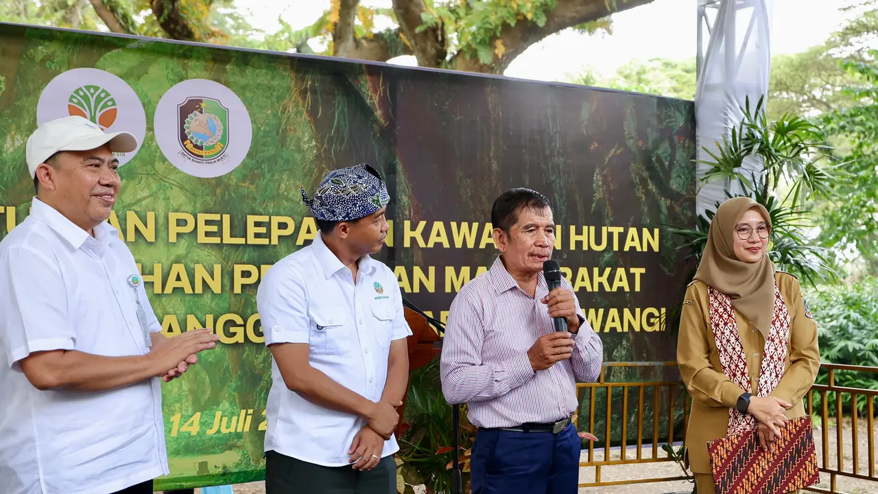 Harapan Warga Pancer Banyuwangi Terkabul, Menhut Serahkan SK Pelepasan Kawasan Hutan