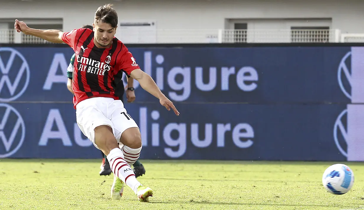 AC Milan unggul 2-1 pada menit ke-86 melalui pemain pengganti, Brahim Diaz. Ia berhasil memmanfaatkan umpan yang dikirim Alexis Saelemaekers usai mengecoh tiga pemain Spezia. (LaPresse via AP/Tano Pecoraro)