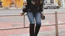 Saat liburan ke Jepang, istri Hamish Daud ini tampil dengan jaket hitam bermotif naga dan celana jeans. Menggunakan sepatu boots panjang berwarna hitam, membuatnya terlihat semakin menawan. (Liputan6.com/IG/@raisa6690)