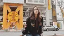 Saat liburan ke Jepang, istri Hamish Daud ini tampil dengan jaket hitam bermotif naga dan celana jeans. Menggunakan sepatu boots panjang berwarna hitam, membuatnya terlihat semakin menawan. (Liputan6.com/IG/@raisa6690)