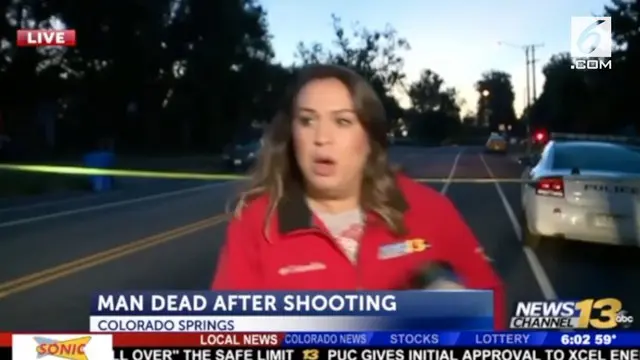 Seorang reporter nyaris ditabrak mobil saat tengah siaran langsung di Colorado. Beruntung ia tidak mengalami cedera apapun.