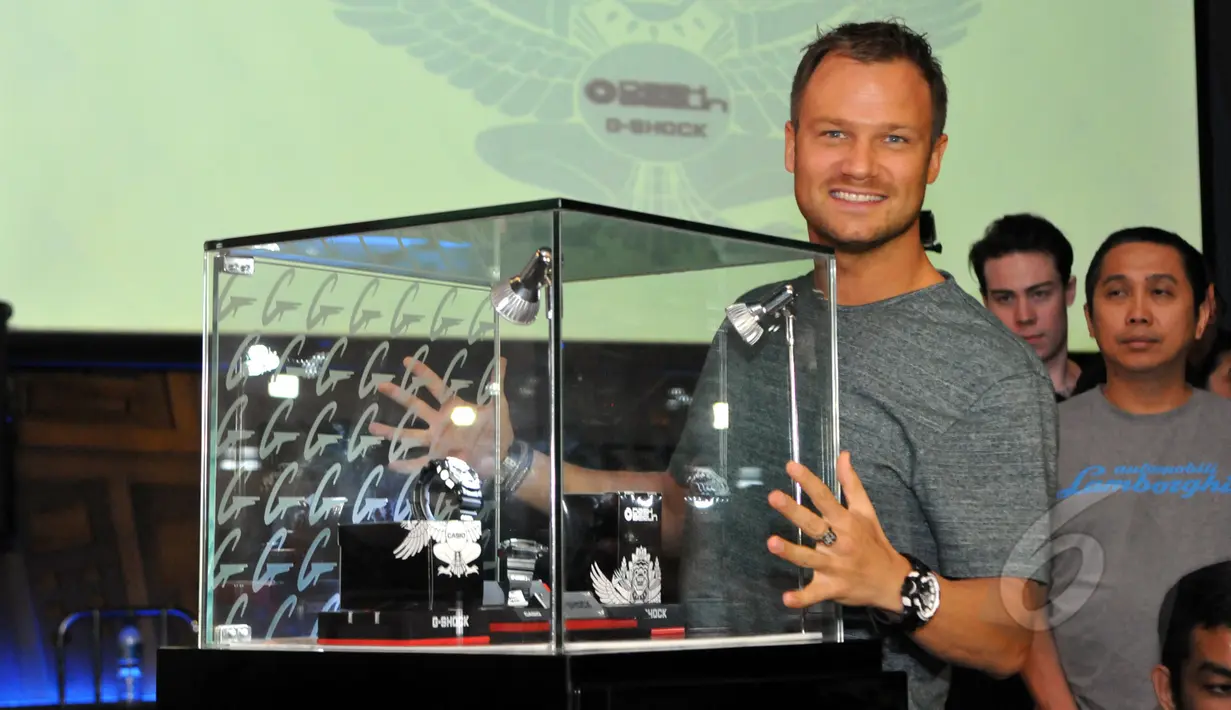 Pentolan grup music Dash Berlin, Jeffrey Sutorius (kanan) memperlihatkan jam tangan edisi khusus G-SHOCK GA-400 Dash Berlin Edition, Jakarta, Minggu (15/3/2015). (Liputan6.com/Panji Diksana)