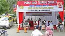 Warga yang hendak berlibur menunggu untuk rapid test antigen yang disediakan oleh Dinas Kesehatan dan Petugas Gabungan dari unsur TNI, Polri dan Satpol PP Provinsi Jawa Barat di Rest Area KM 57, Tol Jakarta-Cikampek, Karawang, Jawa Barat, Kamis (24/12/2020). (Liputan6.com/Herman Zakharia)