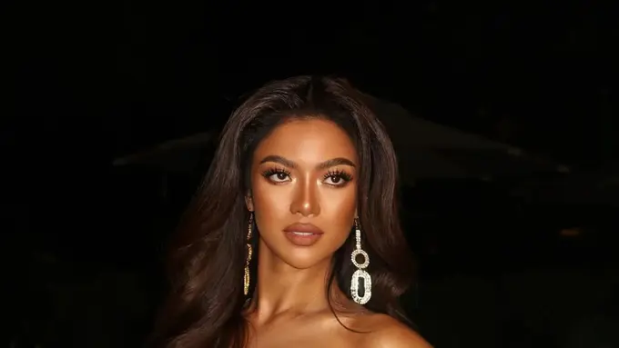 Potret Anggun Sanly Liu Berbalut Gaun Kebaya Garuda di Panggung Miss Universe 2025