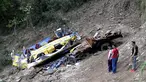 Warga berkerumun untuk melihat bangkai bus sekolah yang rusak akibat masuk jurang di dekat Nurpur, Distrik Kangra, Himachal Pradesh, India, Selasa (10/4). Setidaknya 30 orang tewas, termasuk 27 anak-anak. (SHAMMI MEHRA/AFP)