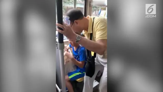 Seorang pria memaksa seorang bocah laki-laki untuk memberikan kursi kepadanya. Insiden terjadi di dalam sebuah bus di kota Chengdu, China.