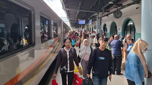 Pada masa Nataru, KAI menghadirkan diskon tarif 30 persen untuk kereta ekonomi komersial yang berlaku pada 22 Desember 2025 hingga 10 Januari 2026.  (Dok KAI)