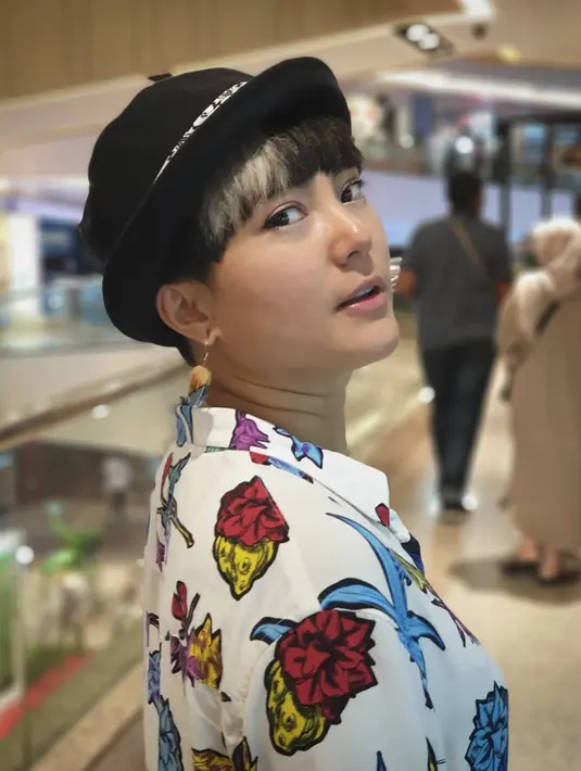 Di samping itu Poppy juga berharap jika uang tabungan Poppy dan sang suami cukup untuk memenuhi kebutuhan keluarga sampai kondisinya aman. (Instagram/popsovia)