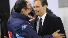 Pelatih Juventus Massimiliano Allegri (kanan) berpelukan dengan Maurizio Sarri seusai pertandingan di Juventus Stadium, Minggu (14/2/2016) dini hari WIB. (Reuters/Juan Medina)