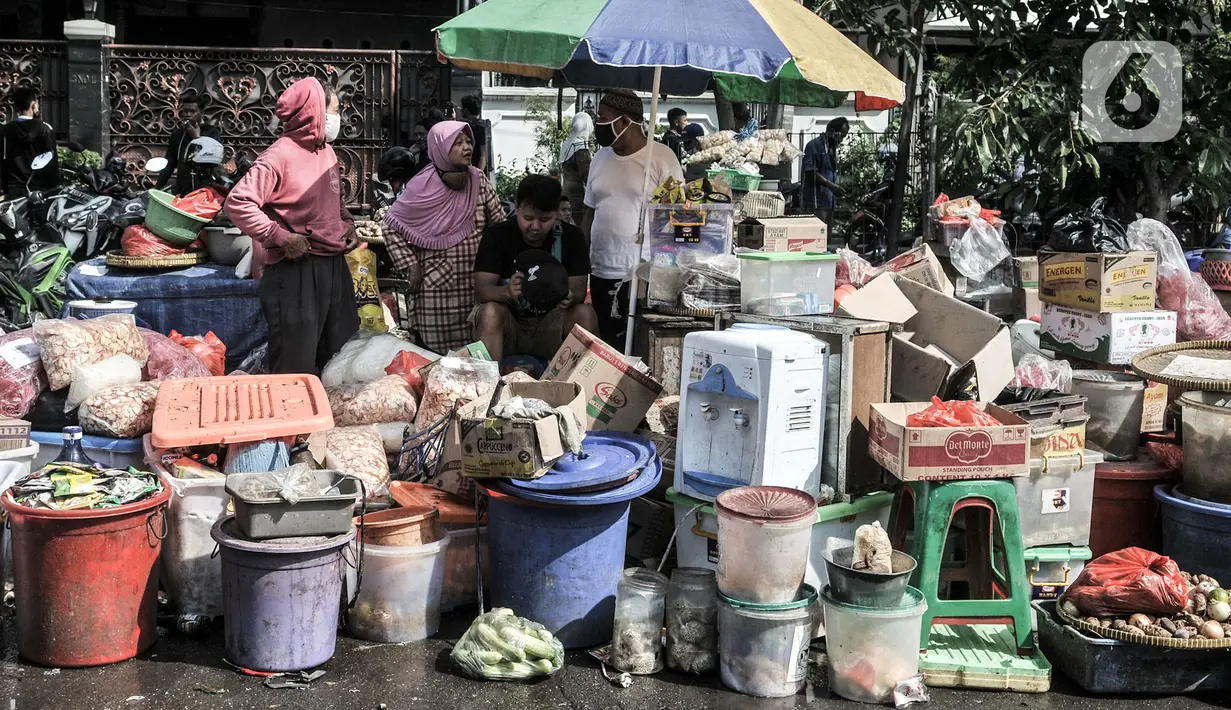 Pedagang berkumpul di halaman pasar usai kebakaran Pasar Cempaka Putih, Jakarta, Kamis (24/9/2020). Kebakaran yang diduga akibat ledakan tabung gas dari lapak potong ayam tersebut menghanguskan 807 kios dengan kerugian ditaksir mencapai Rp 9 miliar. (merdeka.com/Iqbal S. Nugroho)
