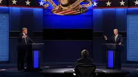 Donald Trump (kiri) dan  Joe Biden (kanan) dengan moderator Chris Wallace (tengah) dari Fox News selama debat calon presiden pertama pada Selasa (29/9/2020), di Case Western University dan Cleveland Clinic, Cleveland, Ohio. (Foto AP / Patrick Semansky)