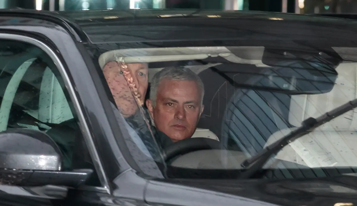 Mantan pelatih Manchester United, Jose Mourinho meninggalkan Lowry Hotel di Manchester, Inggris, (18/12). Jose Mourinho resmi dipecat oleh Manchester United pada hari Selasa (12-12-2018) menyusul hasil buruk tim. (AP Photo/Jon Super)