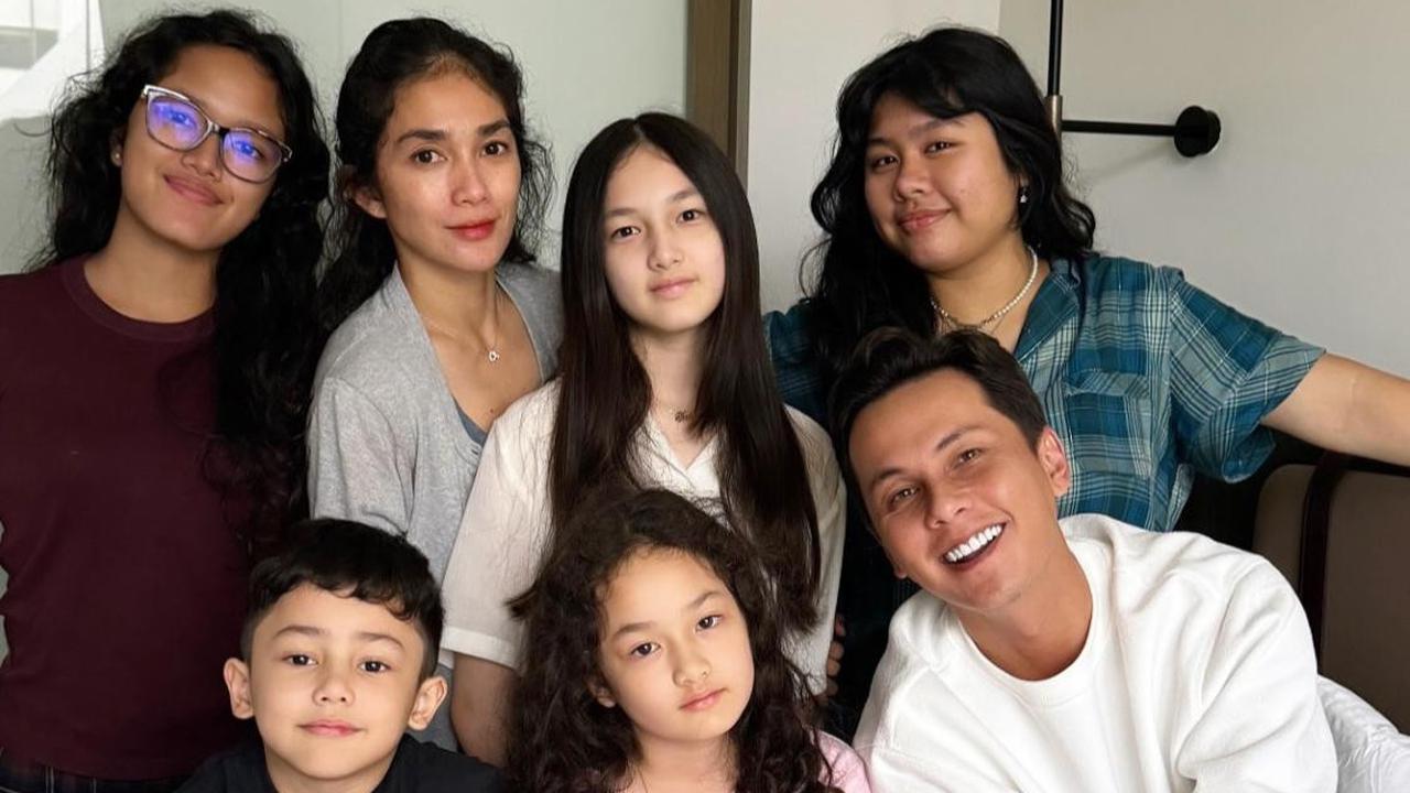 7 Potret Momen Kehangatan Keluarga Andhika dan Ussy, Bukti Cinta yang Makin Erat dengan Anak-anak