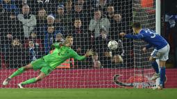 Awalnya, kedua tim mengawali babak adu penalti dengan baik hingga skor 3-3. Memasuki tendangan keempat Leicester City, Caoimhin Kelleher baru mengeluarkan aksi magisnya. Dirinya berhasil menahan tendangan yang dilesatkan oleh Luke Thomas. (AFP/Oli Scarff)