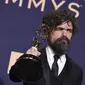 Peter Dinklage tak hanya meraih piala Outstanding Supporting Actor In A Drama Series di Emmy Awards 2019.  (Photo by Jordan Strauss/Invision/AP)