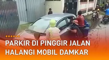 Dua mobil parkir sembarangan bikin susah mobil Damkar melintas.