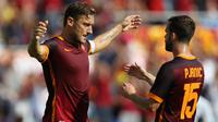 SELEBRASI - Francesco Totti melakukan selebrasi usai mencetak gol ke-300 bagi AS Roma ke gawang Sassuolo Minggu (20/9/2015) WIB. (Gazzetta dello Sports)