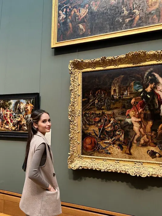 Rambut kecokelatan Cinta terlihat pas dengan pilihan outfitnya saat tur ke museum. [@claurakiehl]