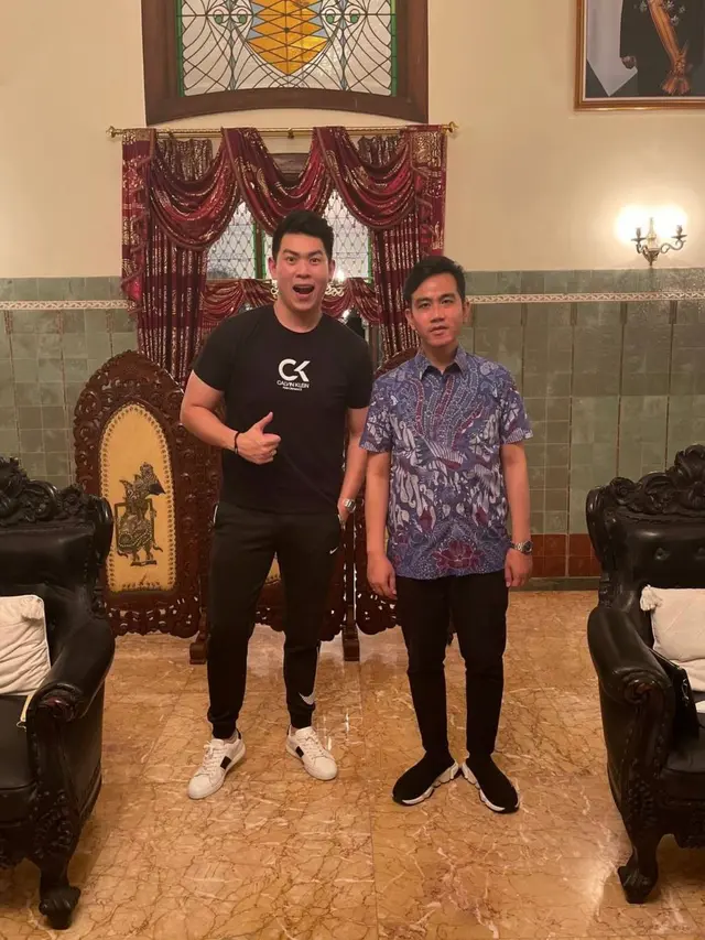 Andi Sugiarto Budiman atau lebih populer disapa Andy Sugar menggandeng Gibran Rakabuming Raka di video TikToknya.