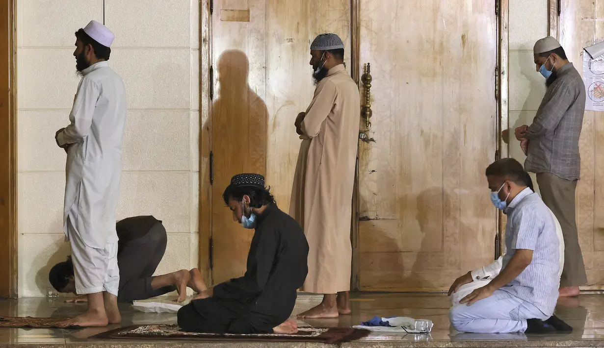 Umat Muslim melaksanakan sholat Tahajud selama Malam Lailatul Qadar pada bulan suci Ramadhan di Masjid Naif di Dubai (5/5/2021). Malam Lailatul Qadar di mana Alquran pertama kali diturunkan kepada Nabi Muhammad. (AFP/Karim Sahib)