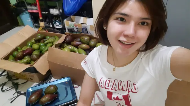 Kena PHK di Tengah Pandemi, Pramugari Ini Banting Setir Jual Alpukat. (Sumber: Facebook/Em Avocado Enrique)
