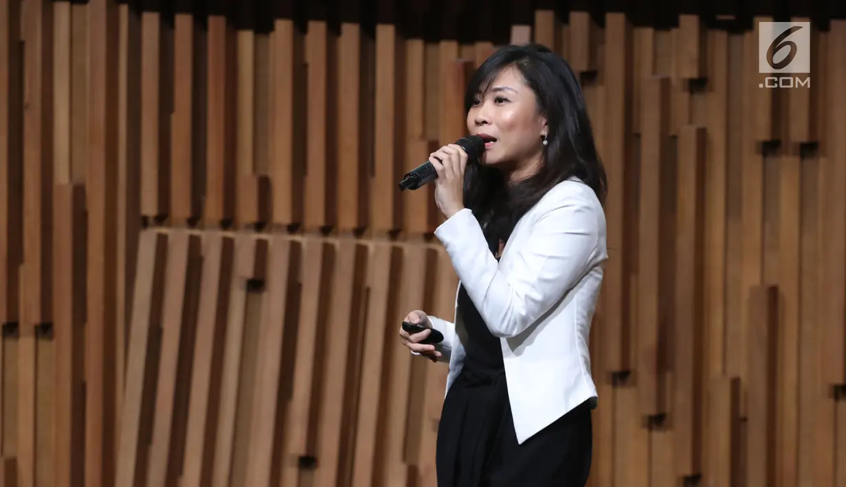 Senior Sales & Marketing Distribution PT. Ashmore Indonesia Felicia Iskandar memaparkan materi dalam BukaTalks di SCTV Tower, Jakarta, Selasa (24/4). Acara seminar ini bertajuk Millennial Millionaire. (Liputan6.com/Arya Manggala)