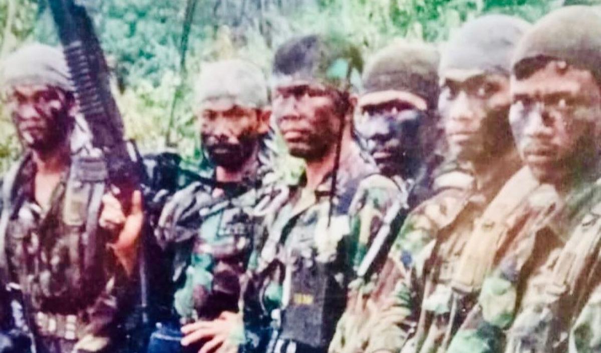 Foto tersebut diketahui merupakan momen masa muda Suhartono semasa masih berdinas.